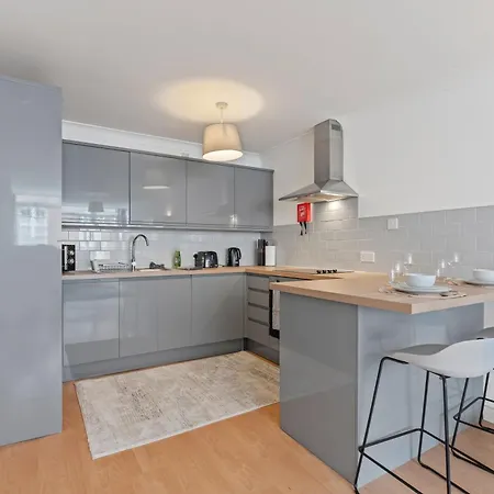 - Free Parking * Leeds (West Yorkshire)